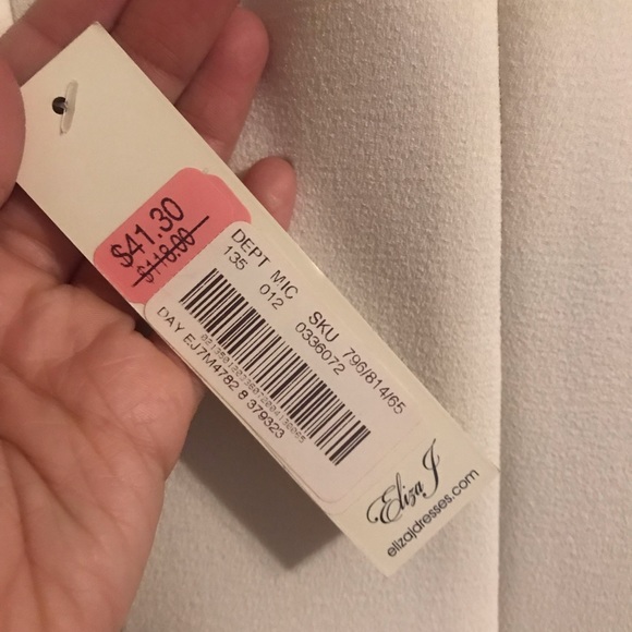 Bridal shower dress • cream cold shoulder - Picture 3 of 5